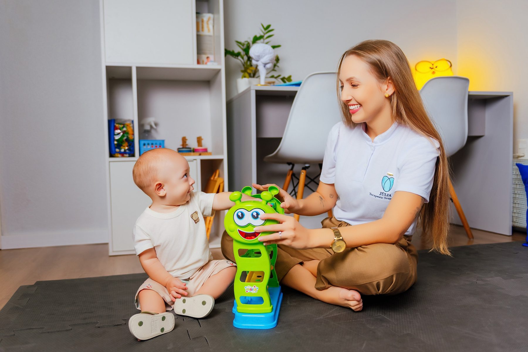 Atendimento lúdico com bebê na clínica
