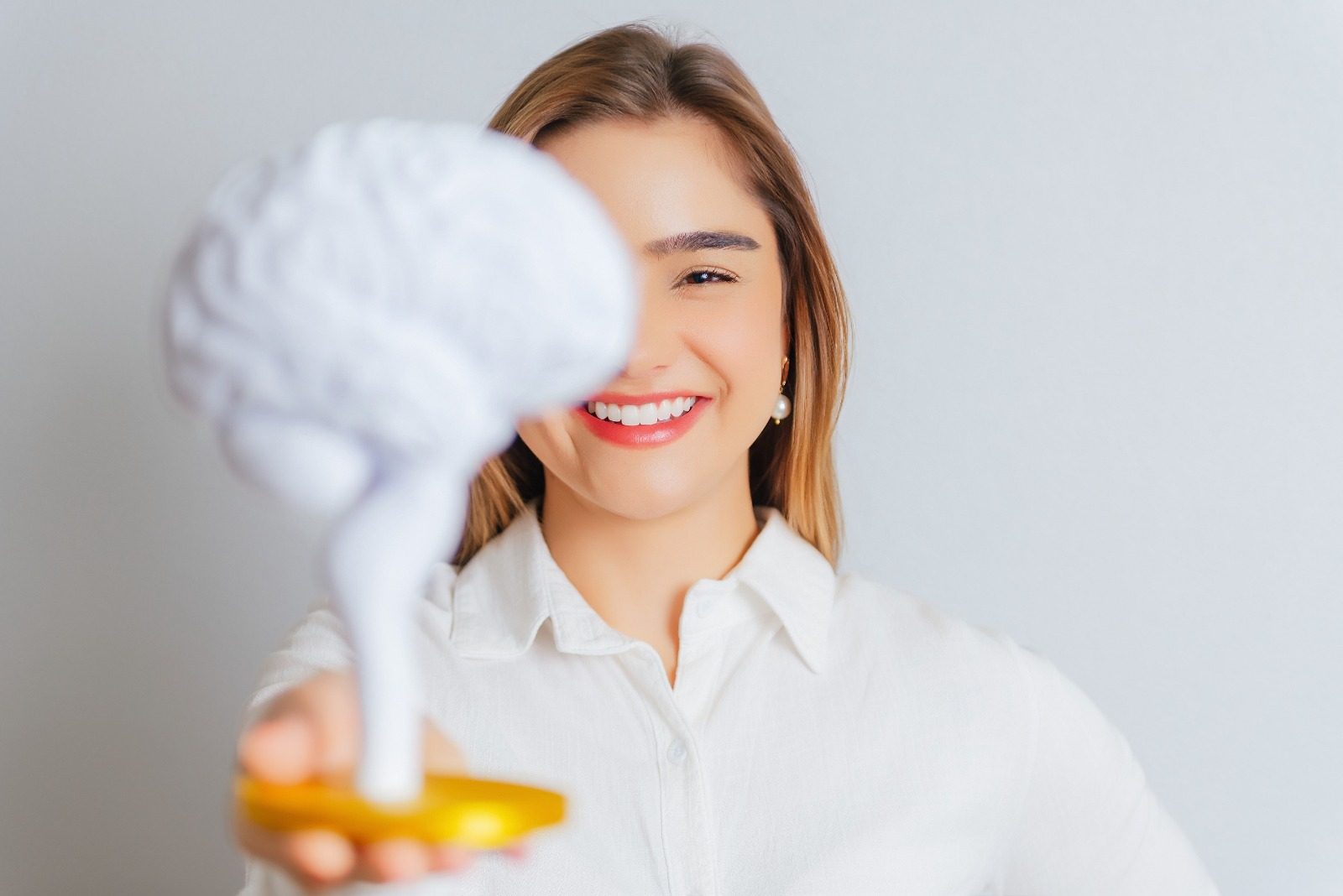 Profissional da clínica com modelo anatômico do cérebro