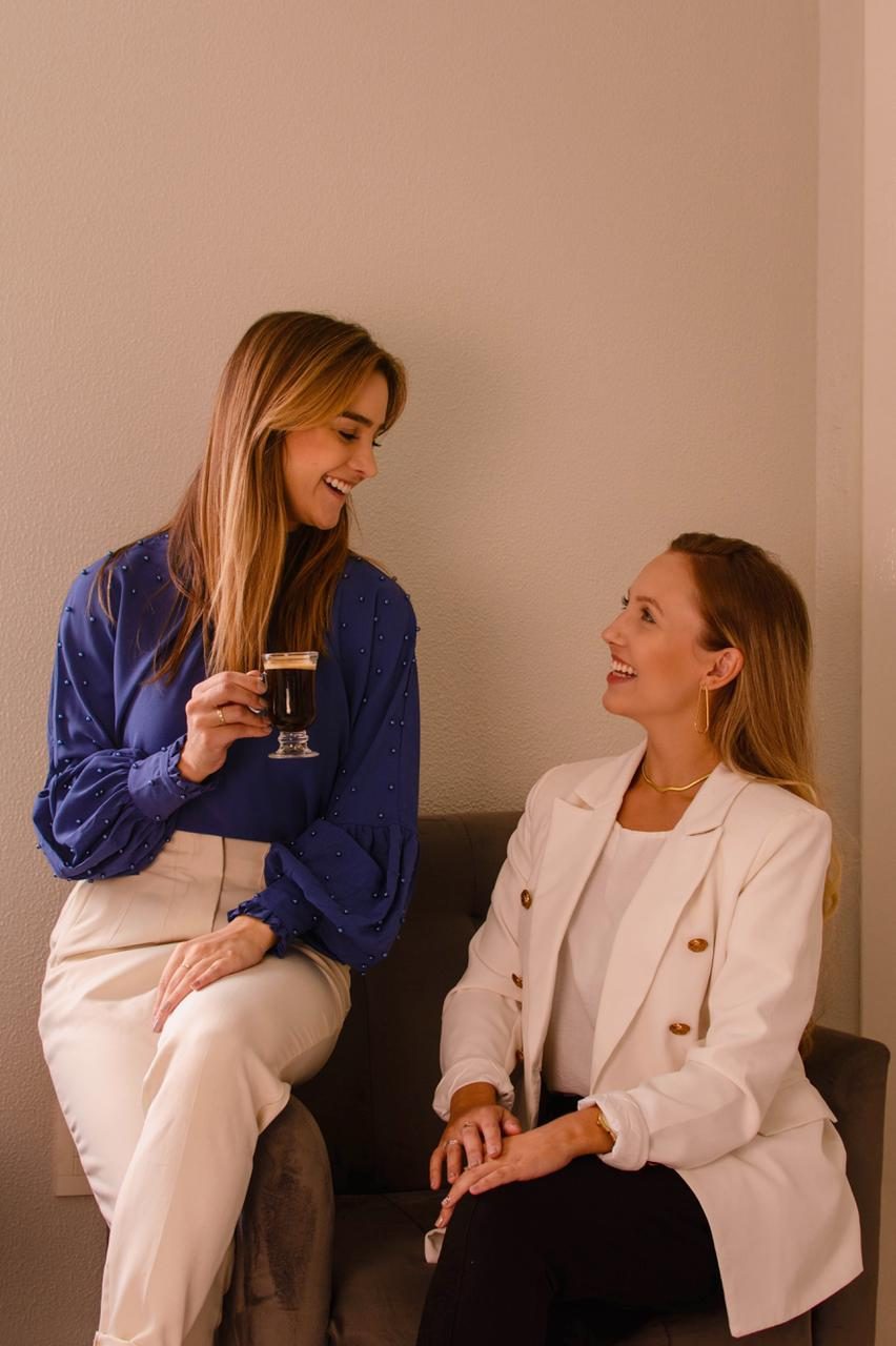 Duas profissionais da clínica em conversa