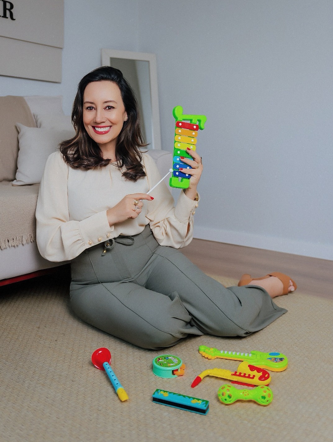 Profissional da clínica com brinquedos de estimulação